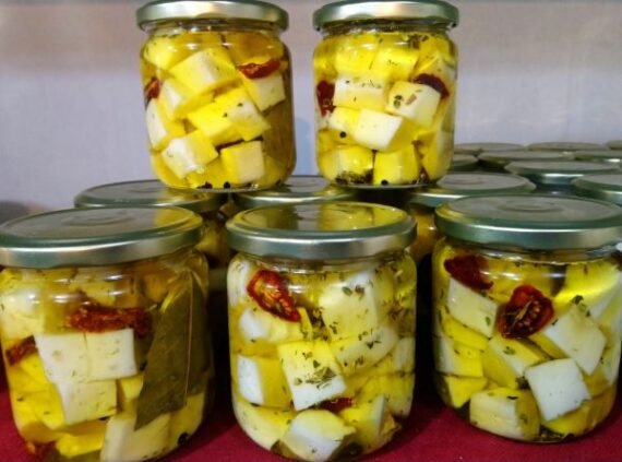 QUESO DE CABRA en Aceite Oliva Bio con Tomate Deshidratado y especias
